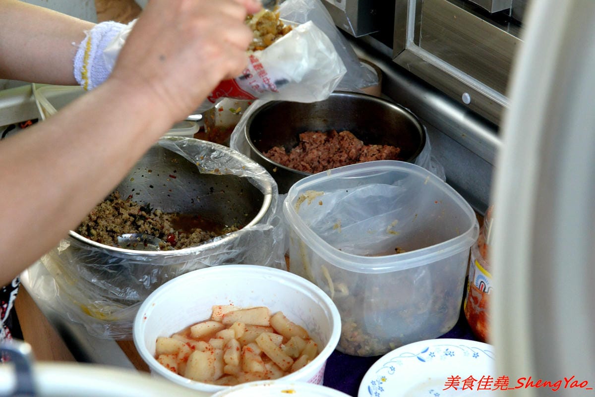 [台中清水]喵喵包 手做包子舖 – 清水隱密的眷村手工包子舖,店家做網路包子宅配已經超過5年,飯糰也是人氣商品,料多實在,裏頭竟然還有包紅麴糖心蛋,店家態度親切,內用可以坐在果園內吃,別有