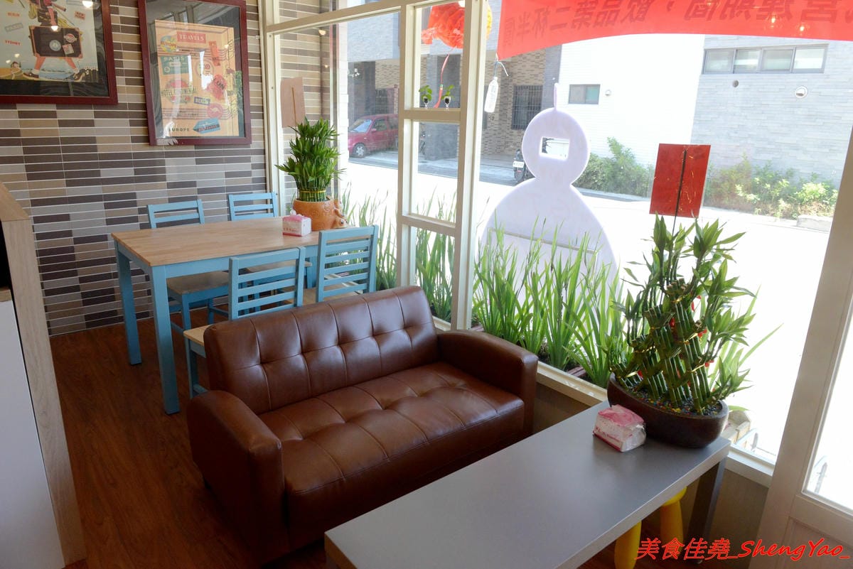 [台中清水]G.T.解憂咖啡館 – 隱身在住宅區內的小清新咖啡館,IG打卡又一景點,店內環境寧靜舒適,有回到家的感覺,餐點在水準之上,輕食甜點和飲料都不錯,奶酥佐蘋果吐司好吃到爆炸,推薦必點。(