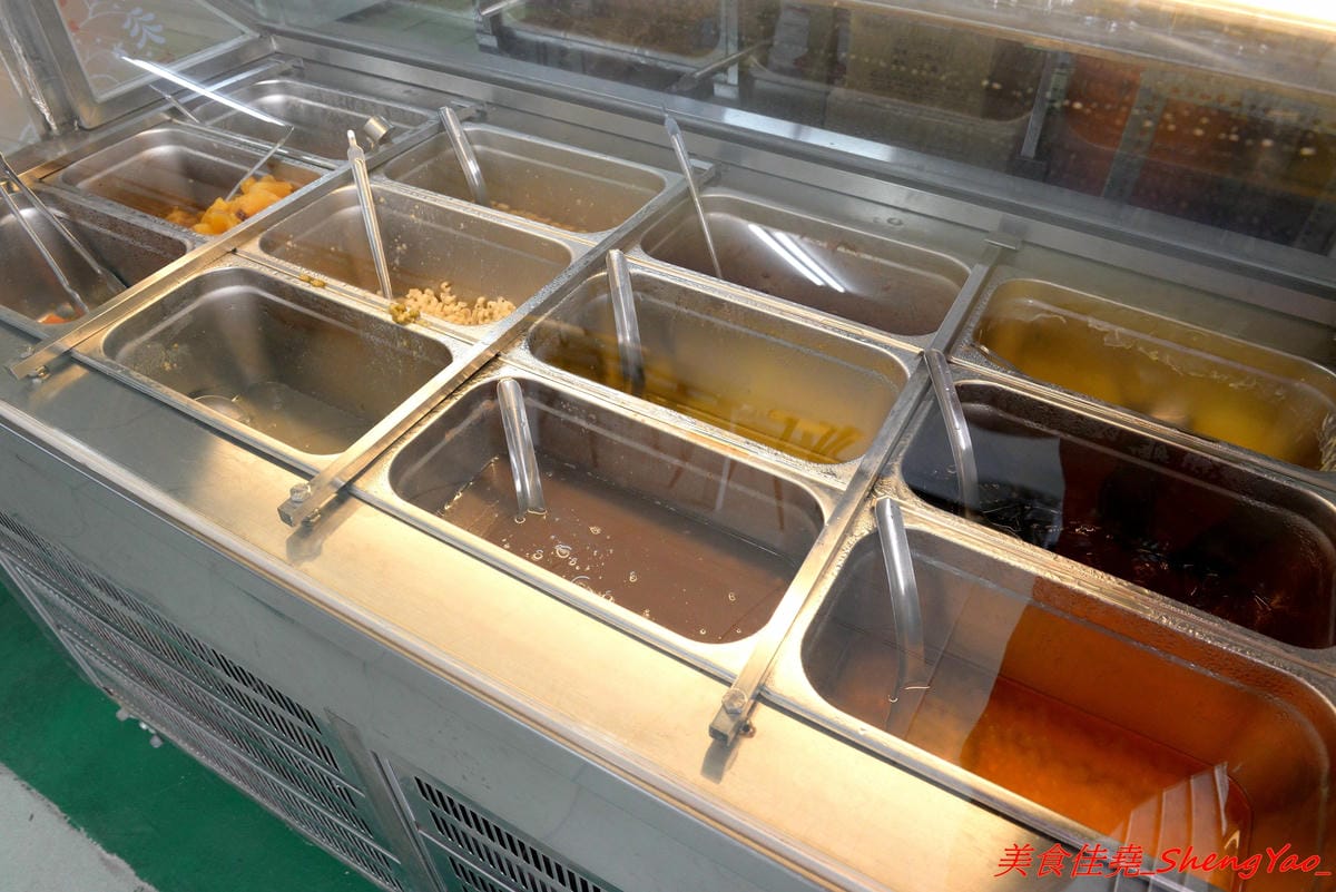 [台中清水]雪如黑糖剉冰 – 清水創意盆狀剉冰,配料大部分都是店家自製,黑砂糖糖水味道香濃,焦糖煉乳濃甜超夠味,大份量銅板價位,大推芒果牛奶冰和焦糖牛奶布丁冰。