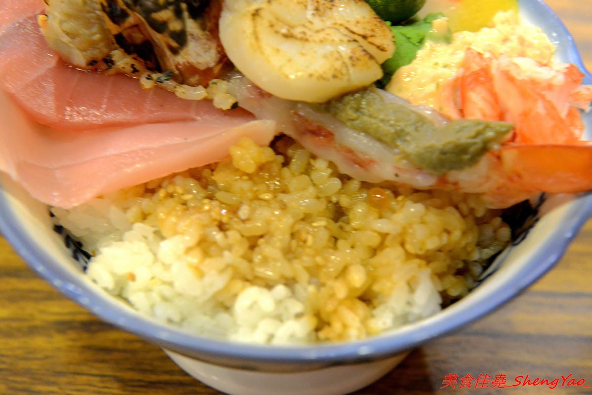 [台中北區]森川丼丼 – 美食節目推薦過的高雄人氣日式料理店來台中開店了,主打丼飯類,外觀浮誇彭湃好吸睛,整體價位不算太貴,丼飯內用還可以免費加飯,店內日式老宅風格裝潢超有特色,氣氛非