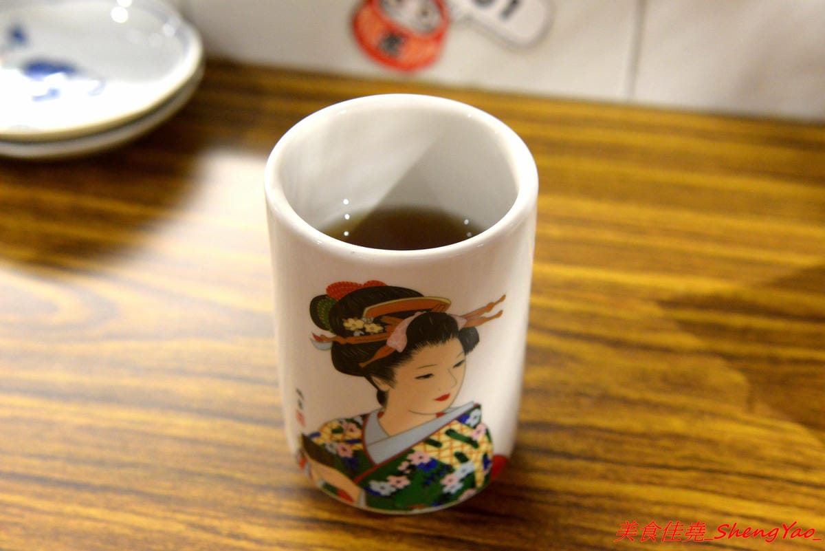 [台中北區]森川丼丼 – 美食節目推薦過的高雄人氣日式料理店來台中開店了,主打丼飯類,外觀浮誇彭湃好吸睛,整體價位不算太貴,丼飯內用還可以免費加飯,店內日式老宅風格裝潢超有特色,氣氛非