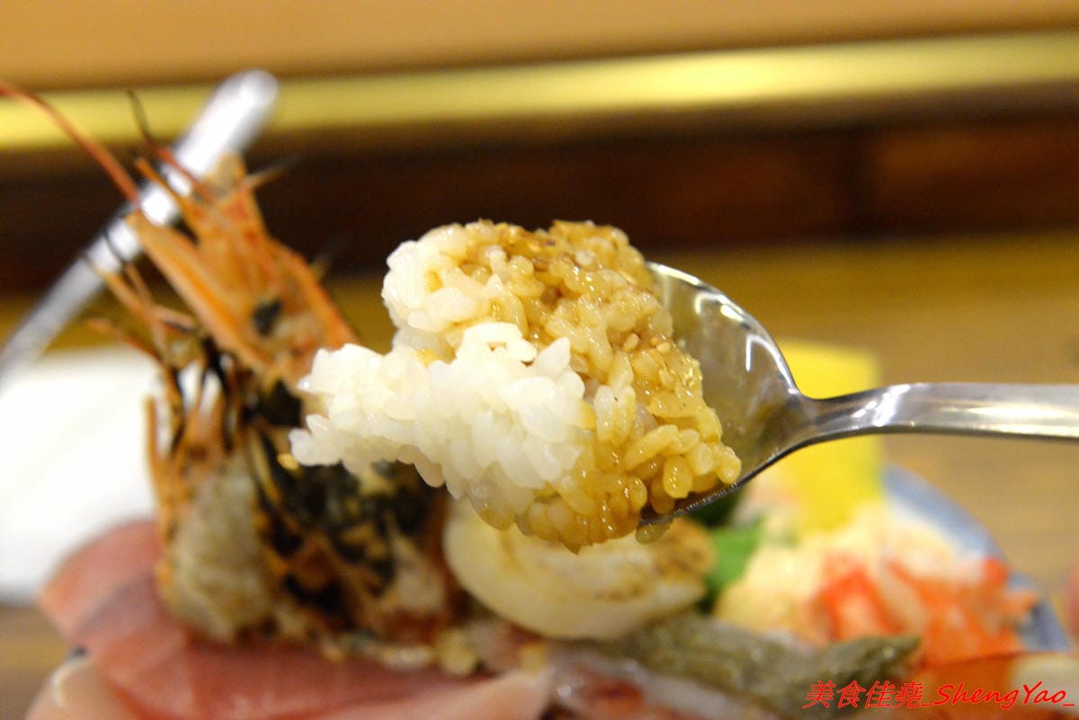 [台中北區]森川丼丼 – 美食節目推薦過的高雄人氣日式料理店來台中開店了,主打丼飯類,外觀浮誇彭湃好吸睛,整體價位不算太貴,丼飯內用還可以免費加飯,店內日式老宅風格裝潢超有特色,氣氛非