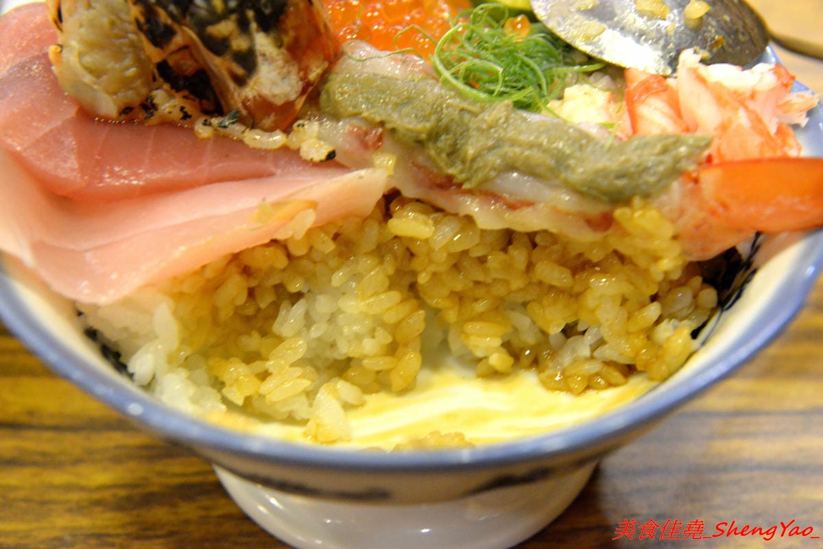 [台中北區]森川丼丼 – 美食節目推薦過的高雄人氣日式料理店來台中開店了,主打丼飯類,外觀浮誇彭湃好吸睛,整體價位不算太貴,丼飯內用還可以免費加飯,店內日式老宅風格裝潢超有特色,氣氛非