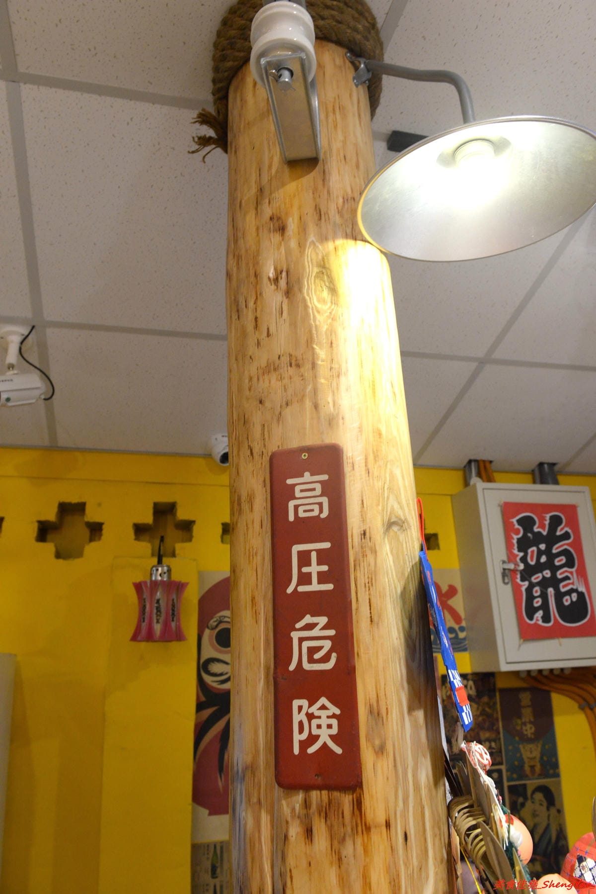 [台中北區]森川丼丼 – 美食節目推薦過的高雄人氣日式料理店來台中開店了,主打丼飯類,外觀浮誇彭湃好吸睛,整體價位不算太貴,丼飯內用還可以免費加飯,店內日式老宅風格裝潢超有特色,氣氛非