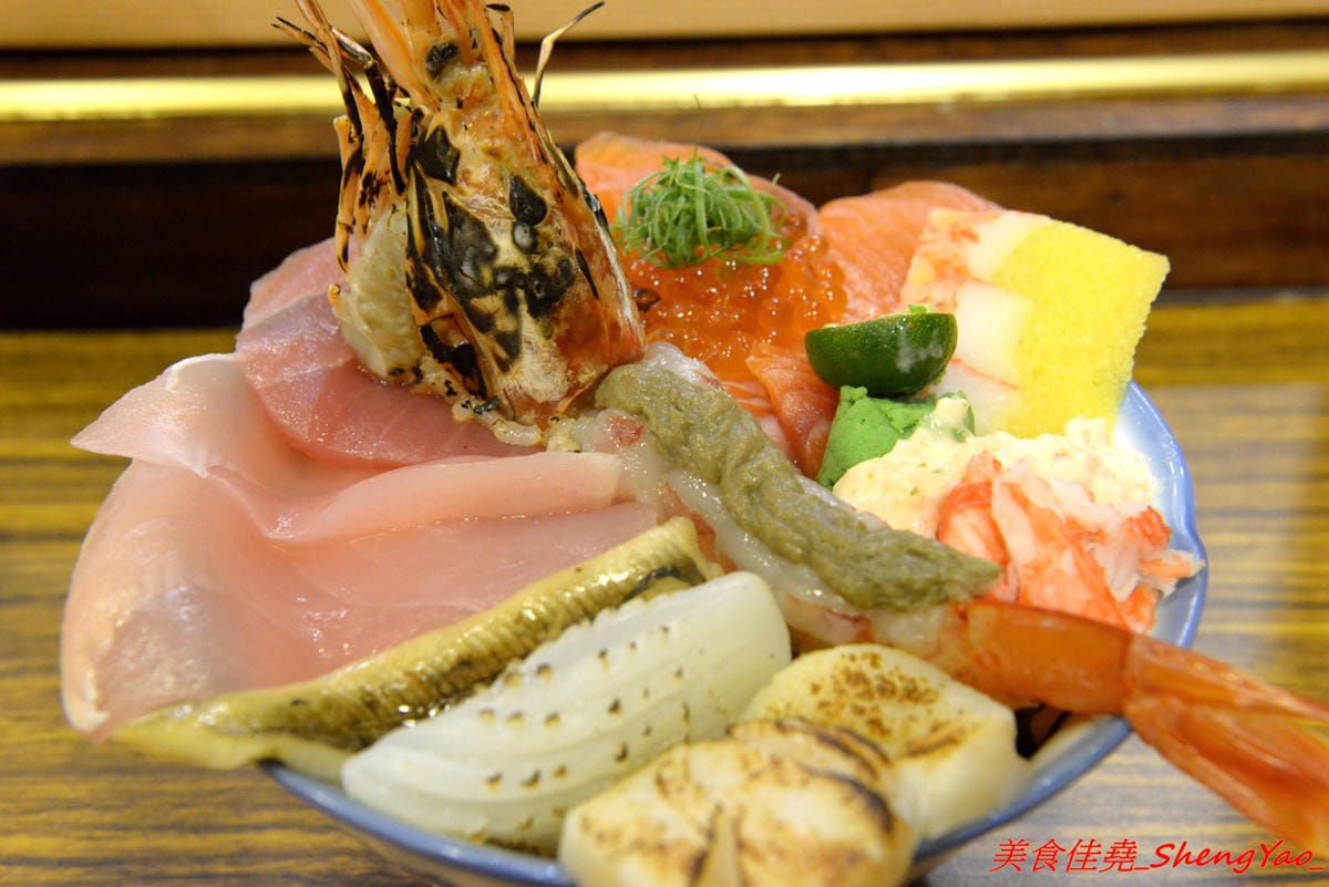 [台中北區]森川丼丼 – 美食節目推薦過的高雄人氣日式料理店來台中開店了,主打丼飯類,外觀浮誇彭湃好吸睛,整體價位不算太貴,丼飯內用還可以免費加飯,店內日式老宅風格裝潢超有特色,氣氛非