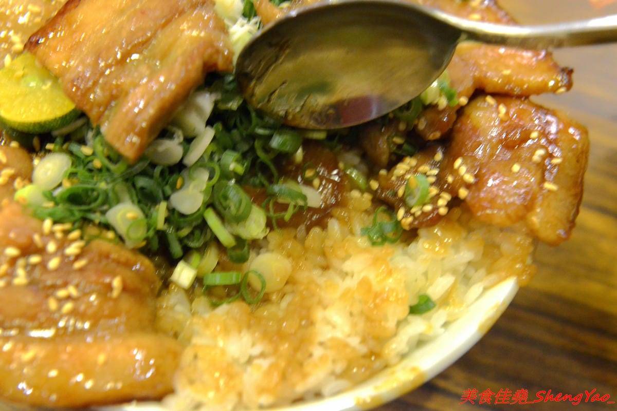 [台中北區]森川丼丼 – 美食節目推薦過的高雄人氣日式料理店來台中開店了,主打丼飯類,外觀浮誇彭湃好吸睛,整體價位不算太貴,丼飯內用還可以免費加飯,店內日式老宅風格裝潢超有特色,氣氛非