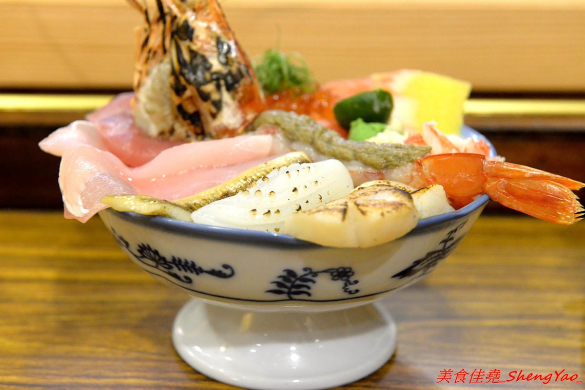 [台中北區]森川丼丼 – 美食節目推薦過的高雄人氣日式料理店來台中開店了,主打丼飯類,外觀浮誇彭湃好吸睛,整體價位不算太貴,丼飯內用還可以免費加飯,店內日式老宅風格裝潢超有特色,氣氛非