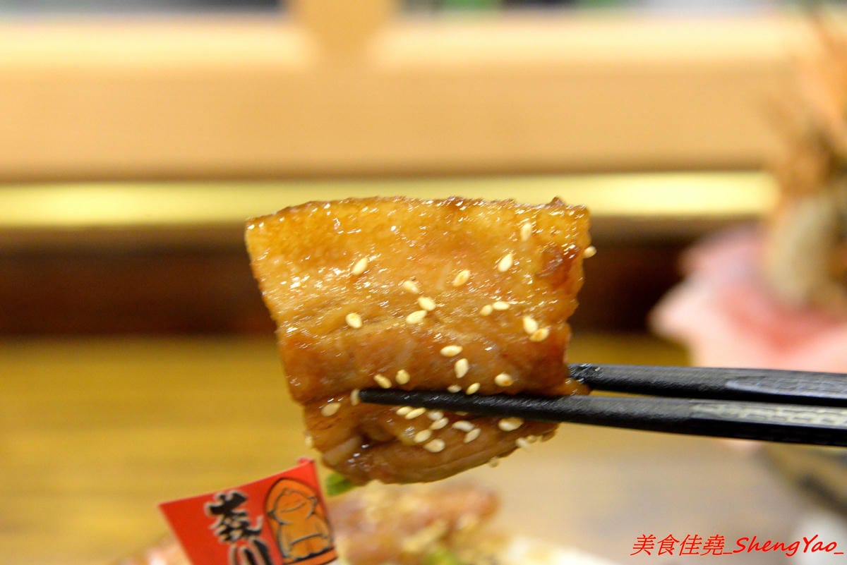 [台中北區]森川丼丼 – 美食節目推薦過的高雄人氣日式料理店來台中開店了,主打丼飯類,外觀浮誇彭湃好吸睛,整體價位不算太貴,丼飯內用還可以免費加飯,店內日式老宅風格裝潢超有特色,氣氛非