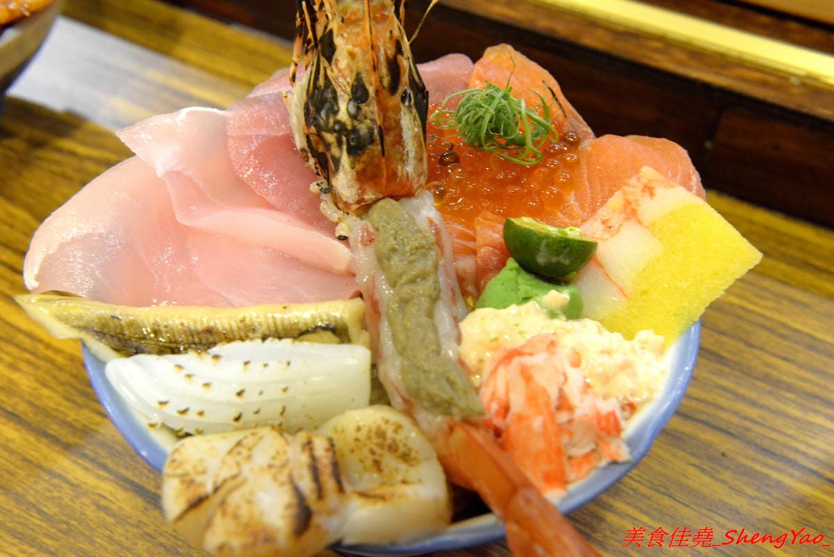 [台中北區]森川丼丼 – 美食節目推薦過的高雄人氣日式料理店來台中開店了,主打丼飯類,外觀浮誇彭湃好吸睛,整體價位不算太貴,丼飯內用還可以免費加飯,店內日式老宅風格裝潢超有特色,氣氛非