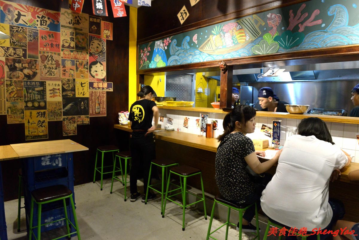 [台中北區]森川丼丼 – 美食節目推薦過的高雄人氣日式料理店來台中開店了,主打丼飯類,外觀浮誇彭湃好吸睛,整體價位不算太貴,丼飯內用還可以免費加飯,店內日式老宅風格裝潢超有特色,氣氛非