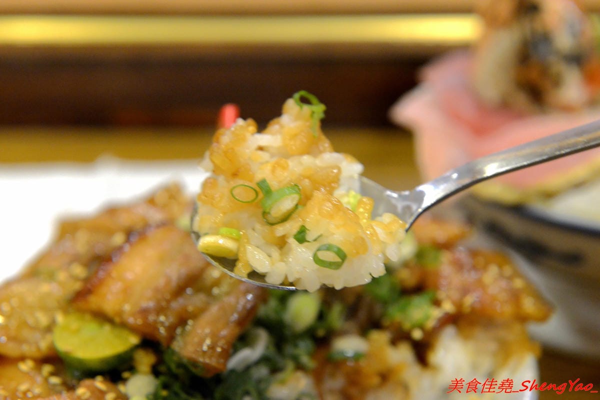 [台中北區]森川丼丼 – 美食節目推薦過的高雄人氣日式料理店來台中開店了,主打丼飯類,外觀浮誇彭湃好吸睛,整體價位不算太貴,丼飯內用還可以免費加飯,店內日式老宅風格裝潢超有特色,氣氛非