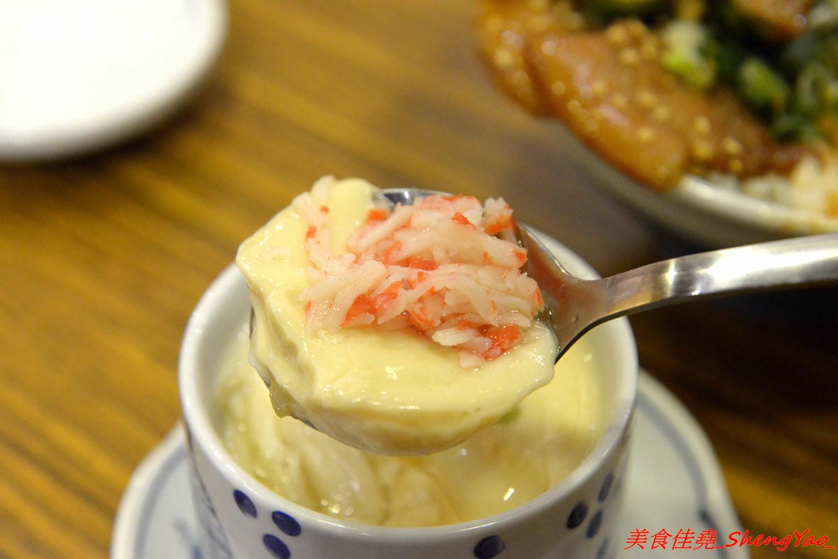 [台中北區]森川丼丼 – 美食節目推薦過的高雄人氣日式料理店來台中開店了,主打丼飯類,外觀浮誇彭湃好吸睛,整體價位不算太貴,丼飯內用還可以免費加飯,店內日式老宅風格裝潢超有特色,氣氛非