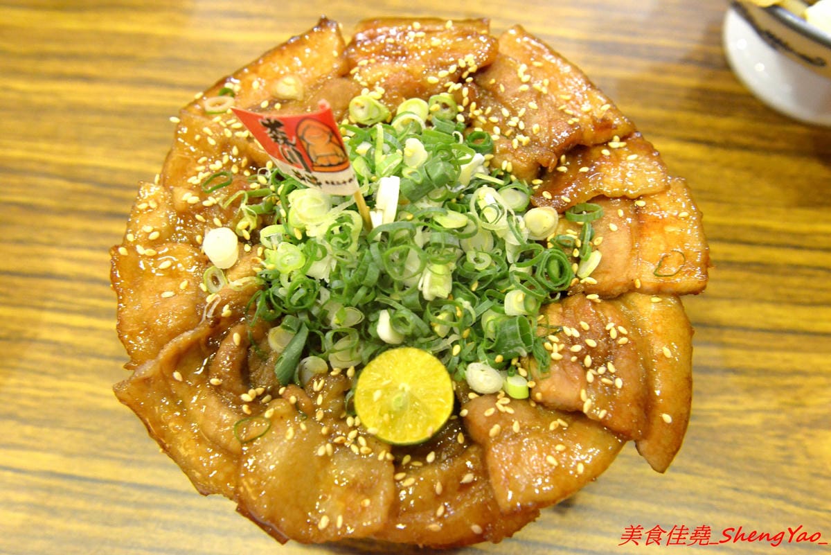 [台中北區]森川丼丼 – 美食節目推薦過的高雄人氣日式料理店來台中開店了,主打丼飯類,外觀浮誇彭湃好吸睛,整體價位不算太貴,丼飯內用還可以免費加飯,店內日式老宅風格裝潢超有特色,氣氛非