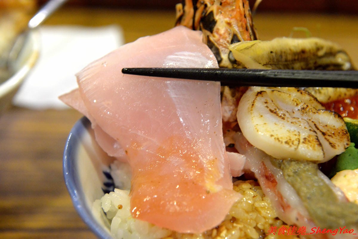 [台中北區]森川丼丼 – 美食節目推薦過的高雄人氣日式料理店來台中開店了,主打丼飯類,外觀浮誇彭湃好吸睛,整體價位不算太貴,丼飯內用還可以免費加飯,店內日式老宅風格裝潢超有特色,氣氛非