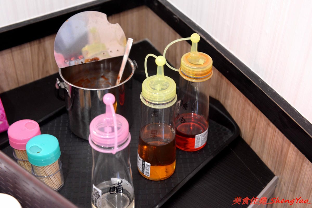 [台中沙鹿]清一色牛肉麵 – 沙鹿也有清一色牛肉麵了,內用免費加麵加湯無限次數,還有珍珠奶茶喝到飽,省錢學生族的愛店,推薦牛肉麵,還不錯吃。(已歇業)