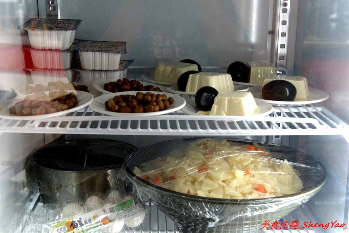 [台中沙鹿]清一色牛肉麵 – 沙鹿也有清一色牛肉麵了,內用免費加麵加湯無限次數,還有珍珠奶茶喝到飽,省錢學生族的愛店,推薦牛肉麵,還不錯吃。(已歇業)