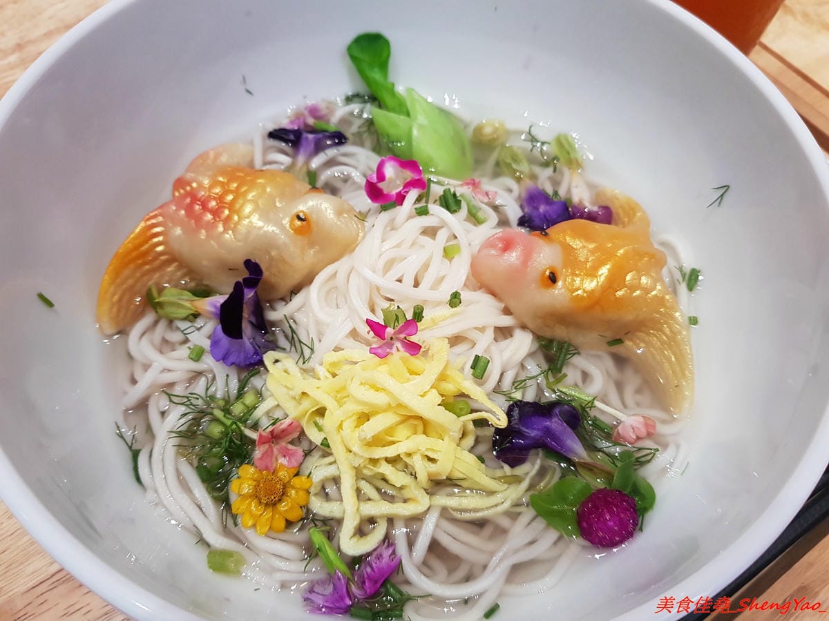 [台中西區]茶吉堂 – 勤美附近的IG打卡熱門新點,炎香樓所屬餐飲集團新品牌,主打花草養生飲並結合甜點和餐食,東西具視覺效果好拍照,金魚花草麵超有創意,美到讓人捨不得吃。(已歇業)