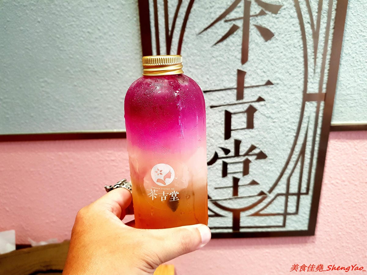 [台中西區]茶吉堂 – 勤美附近的IG打卡熱門新點,炎香樓所屬餐飲集團新品牌,主打花草養生飲並結合甜點和餐食,東西具視覺效果好拍照,金魚花草麵超有創意,美到讓人捨不得吃。(已歇業)
