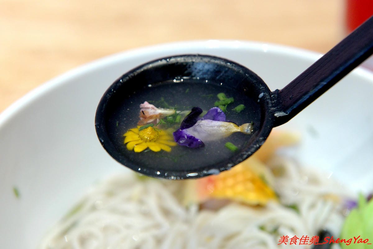 [台中西區]茶吉堂 – 勤美附近的IG打卡熱門新點,炎香樓所屬餐飲集團新品牌,主打花草養生飲並結合甜點和餐食,東西具視覺效果好拍照,金魚花草麵超有創意,美到讓人捨不得吃。(已歇業)