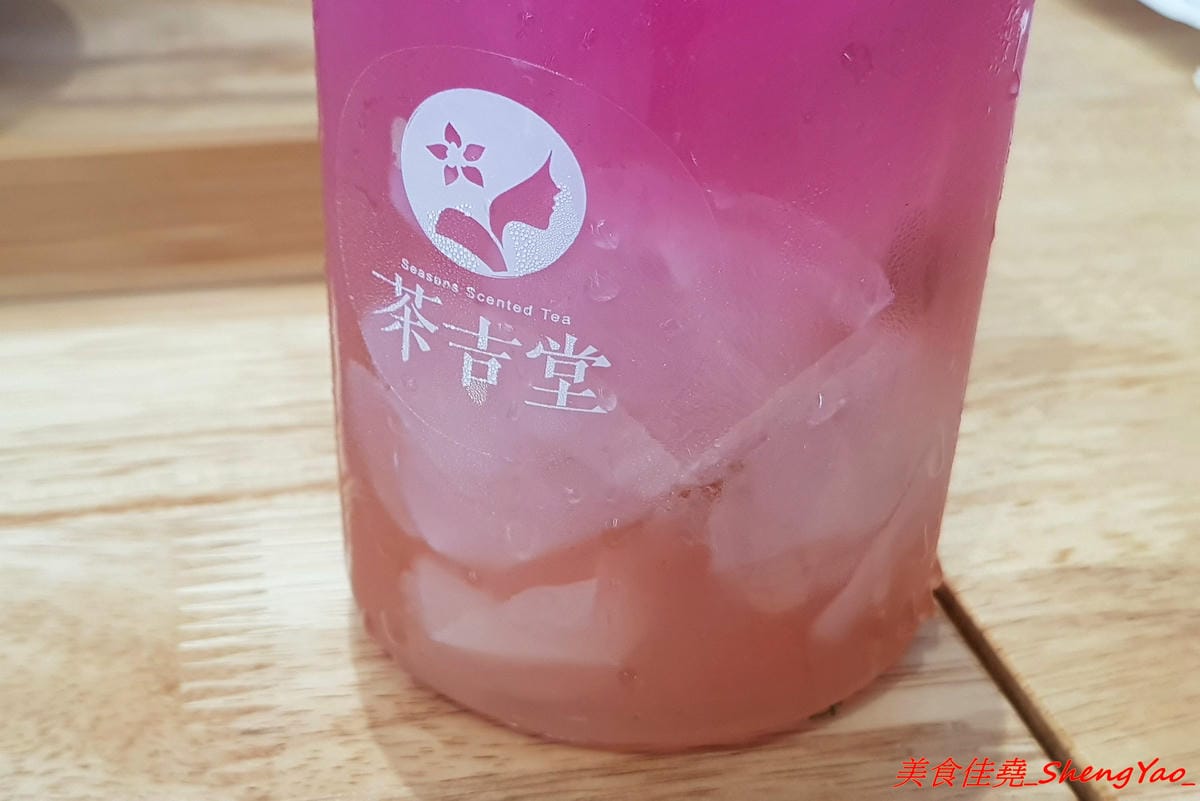 [台中西區]茶吉堂 – 勤美附近的IG打卡熱門新點,炎香樓所屬餐飲集團新品牌,主打花草養生飲並結合甜點和餐食,東西具視覺效果好拍照,金魚花草麵超有創意,美到讓人捨不得吃。(已歇業)