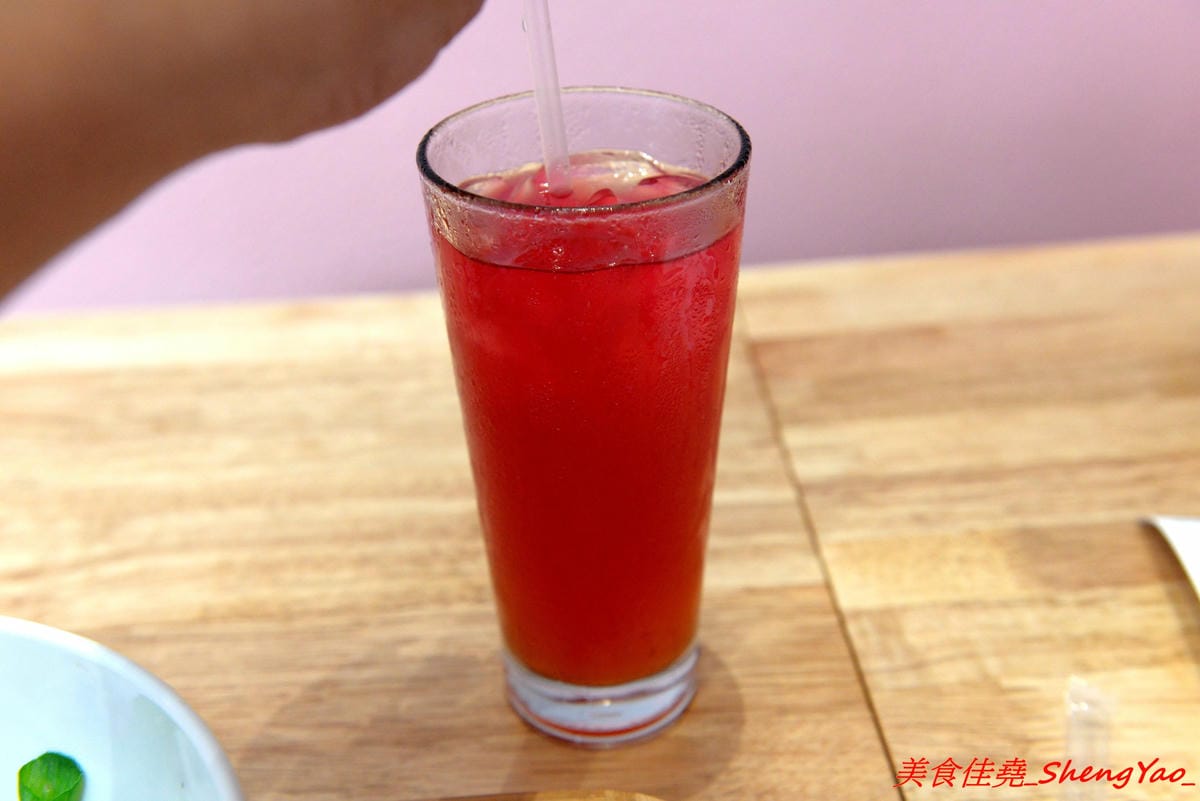 [台中西區]茶吉堂 – 勤美附近的IG打卡熱門新點,炎香樓所屬餐飲集團新品牌,主打花草養生飲並結合甜點和餐食,東西具視覺效果好拍照,金魚花草麵超有創意,美到讓人捨不得吃。(已歇業)
