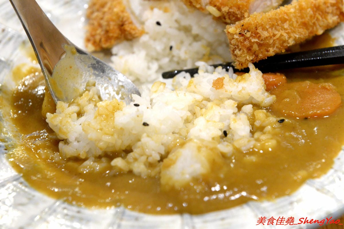 [台中大甲]福滿食堂 – 大甲新開的日式食堂,環境乾淨,服務態度親切,主打丼飯和咖哩飯,東西算還不錯,建議升級套餐會比較豐富,聽說雞腿系列很好吃 ?
