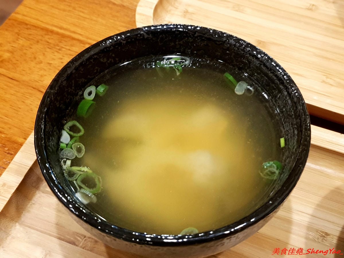 [台中大甲]福滿食堂 – 大甲新開的日式食堂,環境乾淨,服務態度親切,主打丼飯和咖哩飯,東西算還不錯,建議升級套餐會比較豐富,聽說雞腿系列很好吃 ?