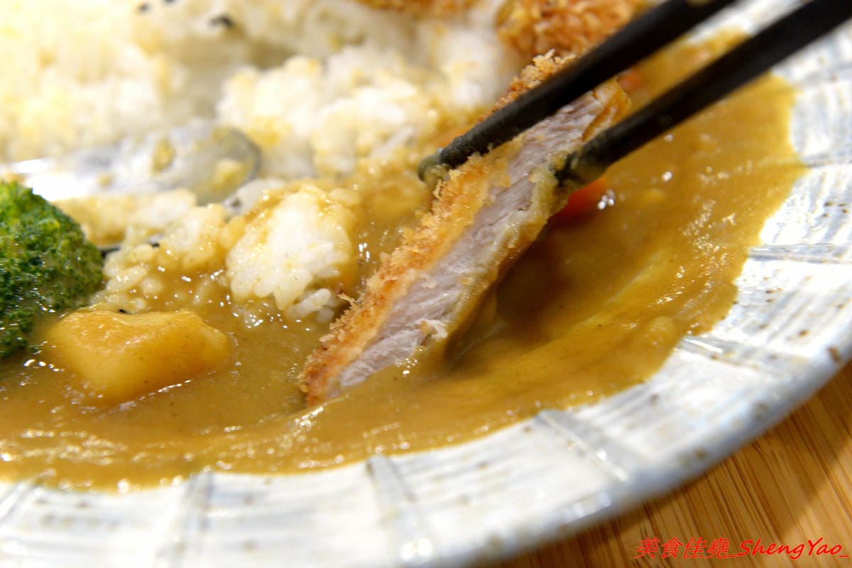 [台中大甲]福滿食堂 – 大甲新開的日式食堂,環境乾淨,服務態度親切,主打丼飯和咖哩飯,東西算還不錯,建議升級套餐會比較豐富,聽說雞腿系列很好吃 ?