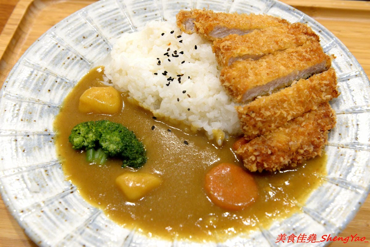 [台中大甲]福滿食堂 – 大甲新開的日式食堂,環境乾淨,服務態度親切,主打丼飯和咖哩飯,東西算還不錯,建議升級套餐會比較豐富,聽說雞腿系列很好吃 ?