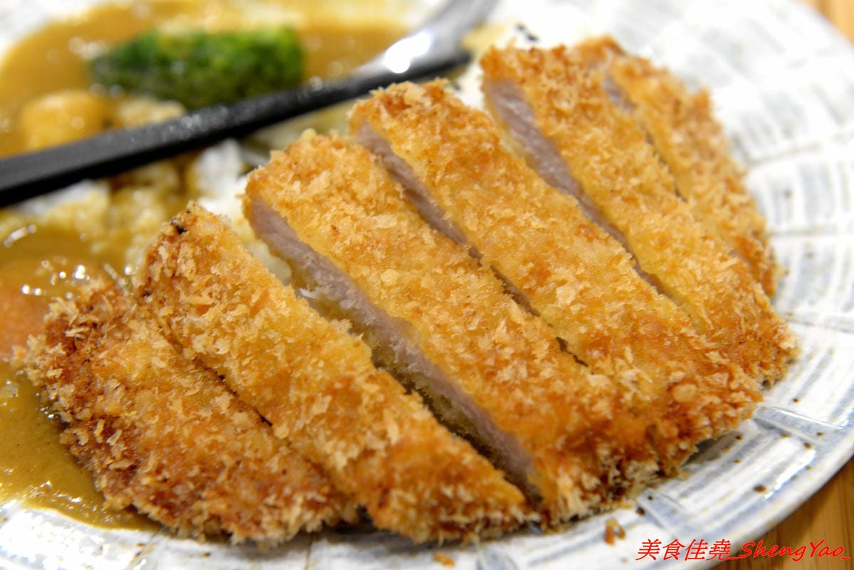 [台中大甲]福滿食堂 – 大甲新開的日式食堂,環境乾淨,服務態度親切,主打丼飯和咖哩飯,東西算還不錯,建議升級套餐會比較豐富,聽說雞腿系列很好吃 ?