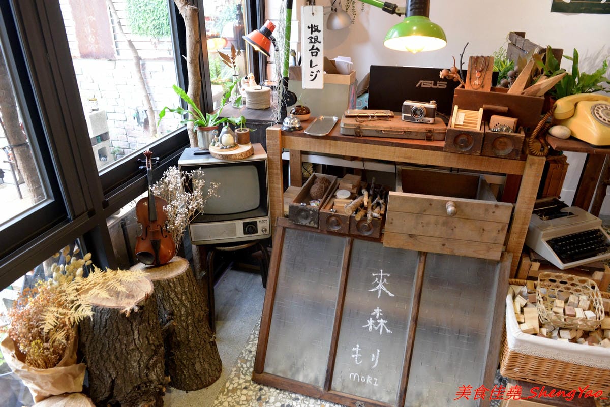 [台中西屯]來森もり- 隱藏在巷弄內,既是老宅咖啡也是寵物友善餐廳,裝潢用心,地下室包廂區還可以看星空,手工製甜點,好吃價位不貴,貓店長穿梭店內賣萌討摸超可愛,療癒放鬆身心的好地方。