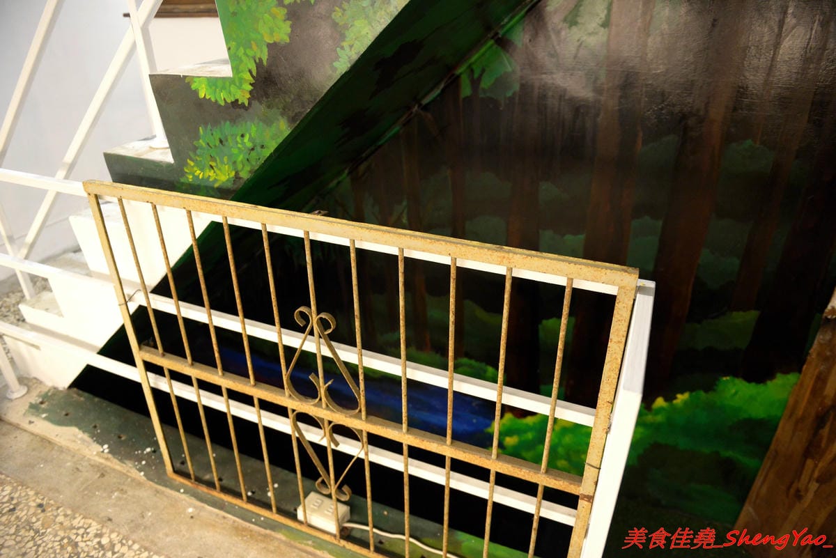 [台中西屯]來森もり- 隱藏在巷弄內,既是老宅咖啡也是寵物友善餐廳,裝潢用心,地下室包廂區還可以看星空,手工製甜點,好吃價位不貴,貓店長穿梭店內賣萌討摸超可愛,療癒放鬆身心的好地方。