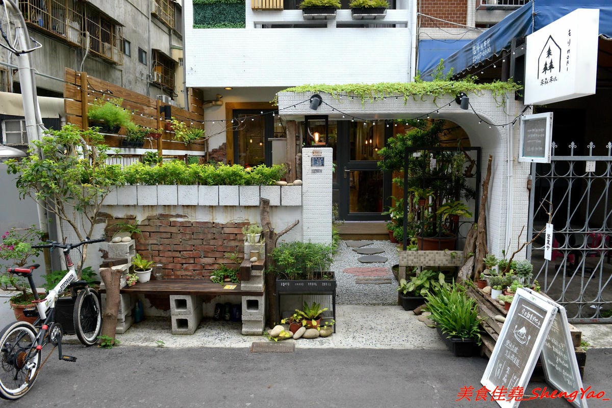 [台中西屯]來森もり- 隱藏在巷弄內,既是老宅咖啡也是寵物友善餐廳,裝潢用心,地下室包廂區還可以看星空,手工製甜點,好吃價位不貴,貓店長穿梭店內賣萌討摸超可愛,療癒放鬆身心的好地方。
