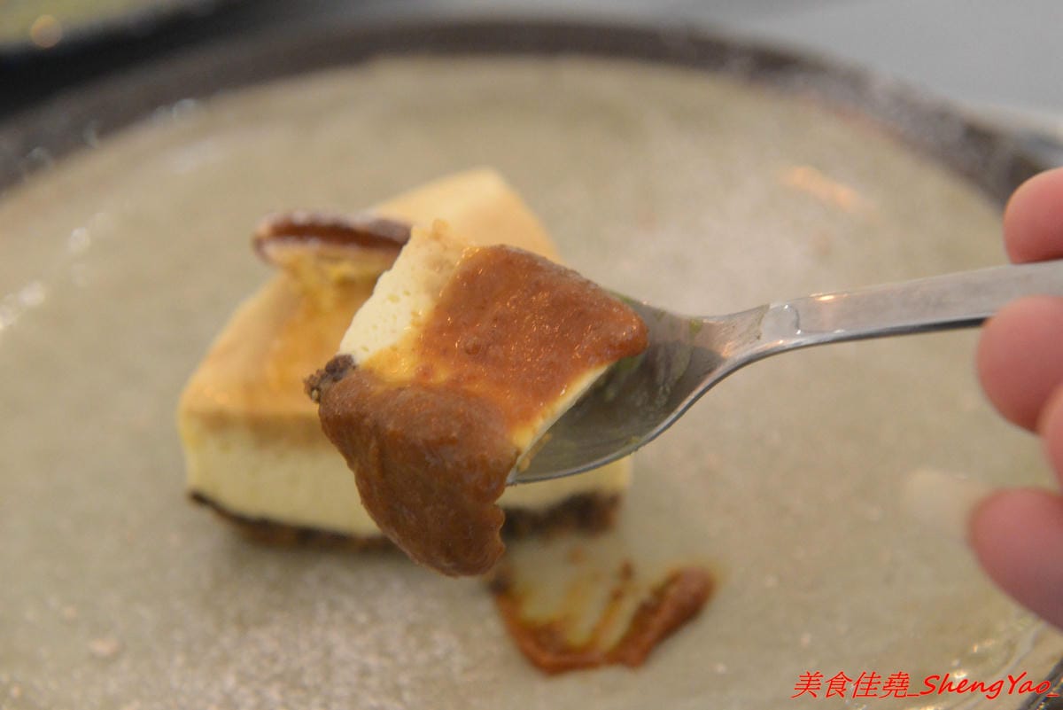 [台中西屯]來森もり- 隱藏在巷弄內,既是老宅咖啡也是寵物友善餐廳,裝潢用心,地下室包廂區還可以看星空,手工製甜點,好吃價位不貴,貓店長穿梭店內賣萌討摸超可愛,療癒放鬆身心的好地方。