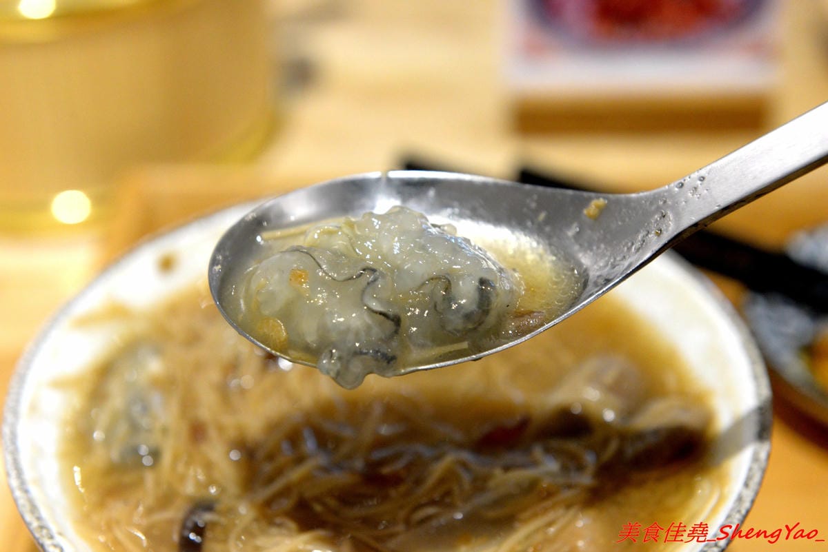 [台中西屯]阿民古早味蚵仔麵線 – 台中文青風蚵仔麵線滷肉飯,木桶盛裝的紫米滷肉飯、手提袋裝紅茶,招牌鳥蛋蚵仔麵線澎派豐富,大推套餐,不貴划算吃得飽。
