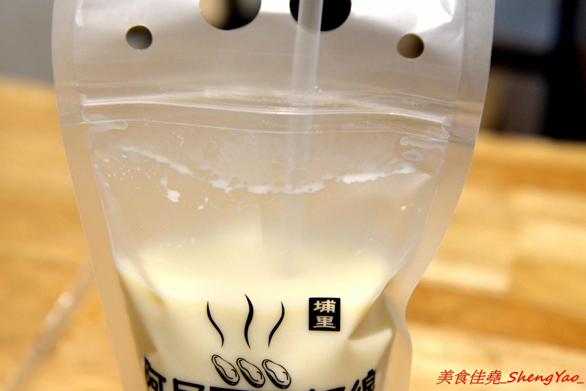 [台中西屯]阿民古早味蚵仔麵線 – 台中文青風蚵仔麵線滷肉飯,木桶盛裝的紫米滷肉飯、手提袋裝紅茶,招牌鳥蛋蚵仔麵線澎派豐富,大推套餐,不貴划算吃得飽。