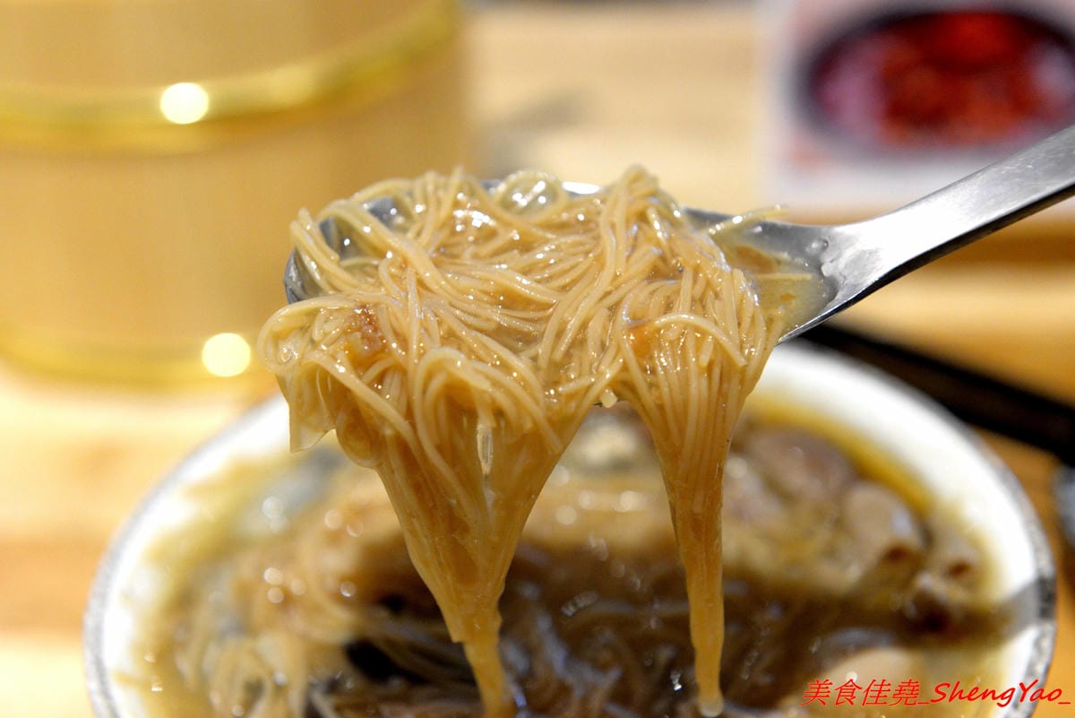 [台中西屯]阿民古早味蚵仔麵線 – 台中文青風蚵仔麵線滷肉飯,木桶盛裝的紫米滷肉飯、手提袋裝紅茶,招牌鳥蛋蚵仔麵線澎派豐富,大推套餐,不貴划算吃得飽。