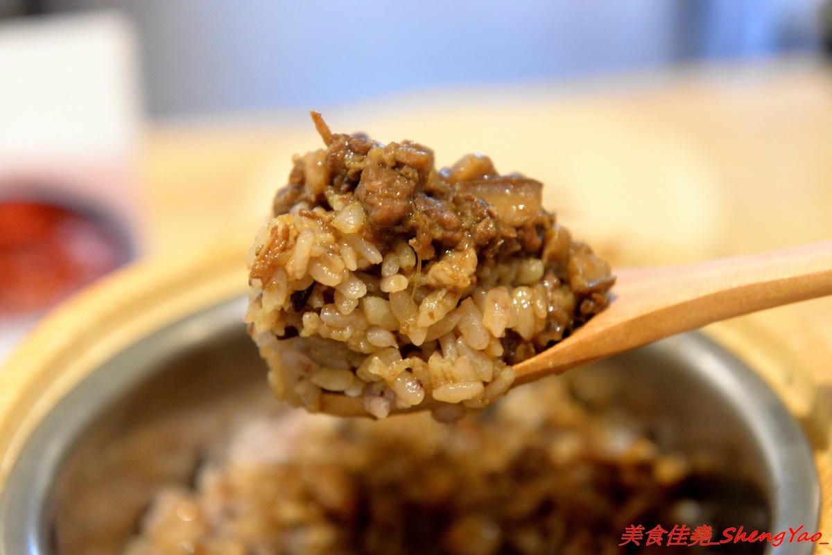 [台中西屯]阿民古早味蚵仔麵線 – 台中文青風蚵仔麵線滷肉飯,木桶盛裝的紫米滷肉飯、手提袋裝紅茶,招牌鳥蛋蚵仔麵線澎派豐富,大推套餐,不貴划算吃得飽。