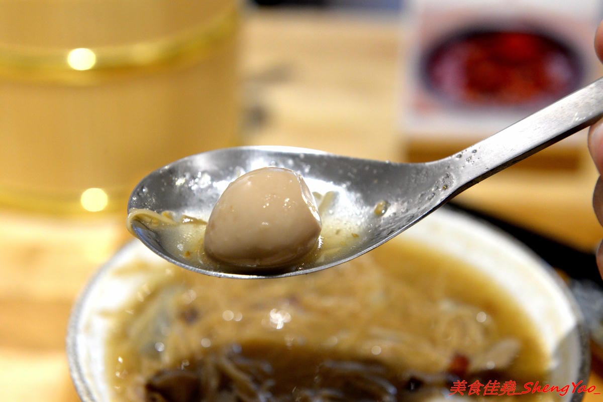 [台中西屯]阿民古早味蚵仔麵線 – 台中文青風蚵仔麵線滷肉飯,木桶盛裝的紫米滷肉飯、手提袋裝紅茶,招牌鳥蛋蚵仔麵線澎派豐富,大推套餐,不貴划算吃得飽。