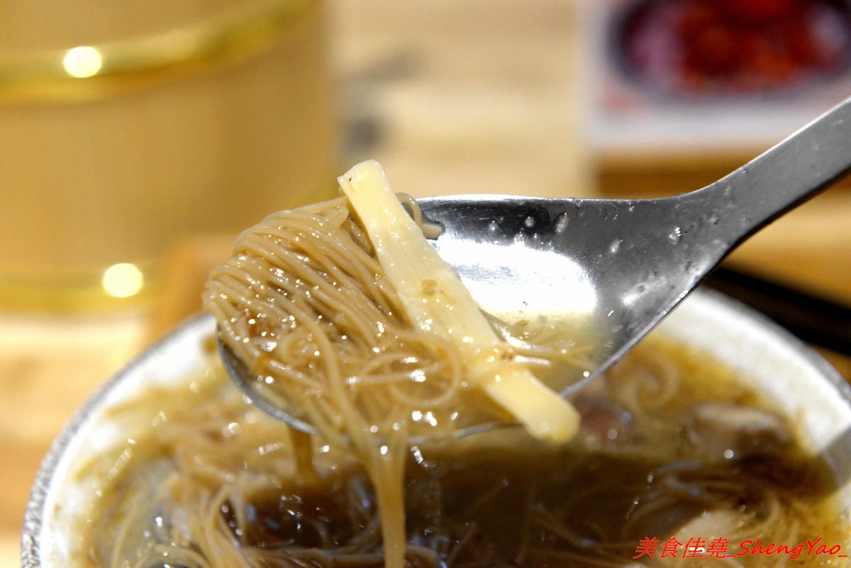 [台中西屯]阿民古早味蚵仔麵線 – 台中文青風蚵仔麵線滷肉飯,木桶盛裝的紫米滷肉飯、手提袋裝紅茶,招牌鳥蛋蚵仔麵線澎派豐富,大推套餐,不貴划算吃得飽。