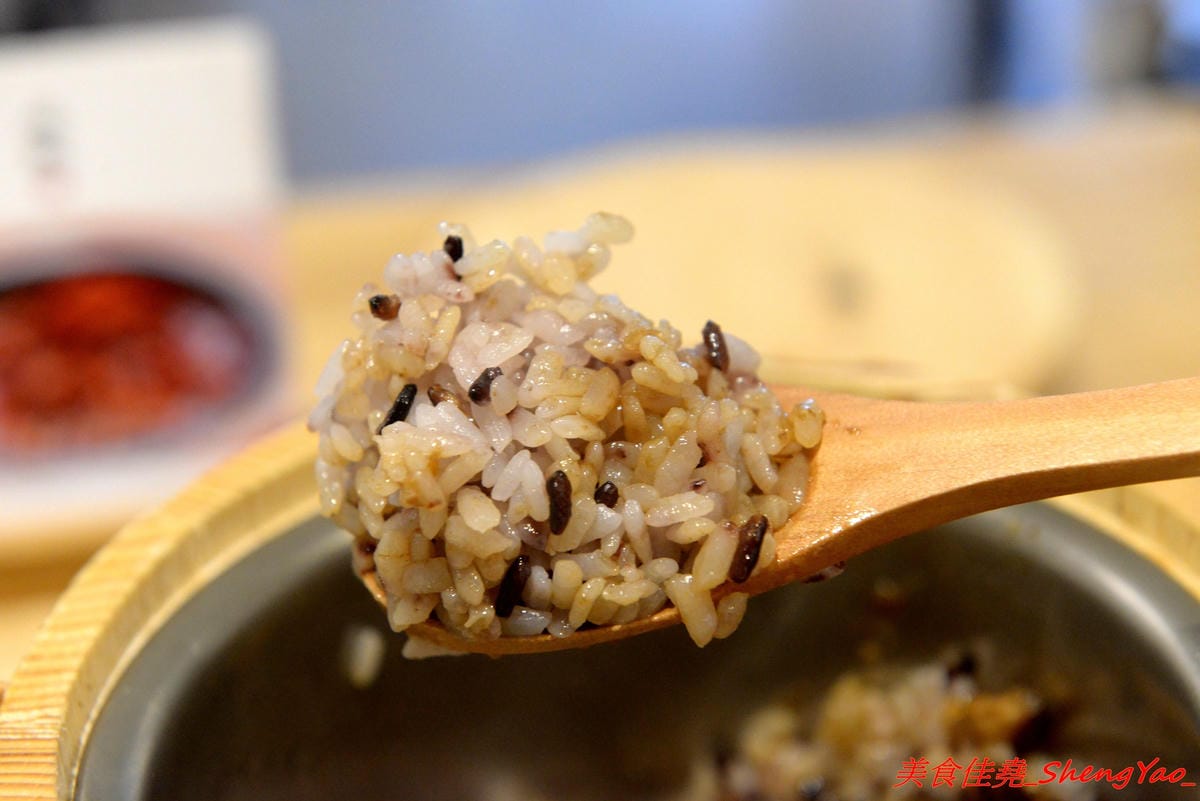 [台中西屯]阿民古早味蚵仔麵線 – 台中文青風蚵仔麵線滷肉飯,木桶盛裝的紫米滷肉飯、手提袋裝紅茶,招牌鳥蛋蚵仔麵線澎派豐富,大推套餐,不貴划算吃得飽。