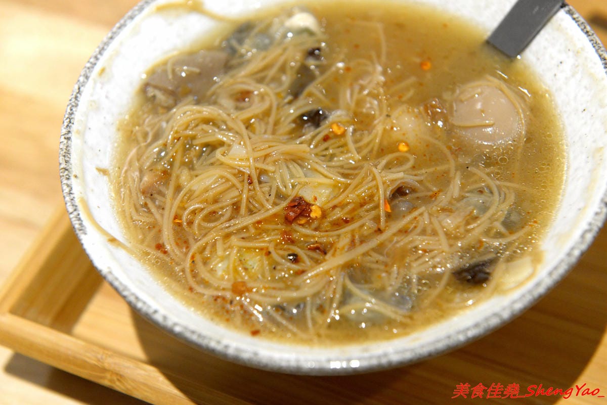 [台中西屯]阿民古早味蚵仔麵線 – 台中文青風蚵仔麵線滷肉飯,木桶盛裝的紫米滷肉飯、手提袋裝紅茶,招牌鳥蛋蚵仔麵線澎派豐富,大推套餐,不貴划算吃得飽。