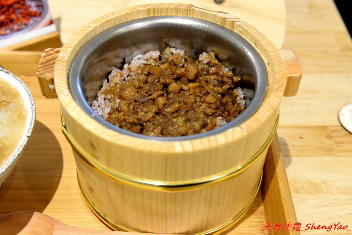 [台中西屯]阿民古早味蚵仔麵線 – 台中文青風蚵仔麵線滷肉飯,木桶盛裝的紫米滷肉飯、手提袋裝紅茶,招牌鳥蛋蚵仔麵線澎派豐富,大推套餐,不貴划算吃得飽。