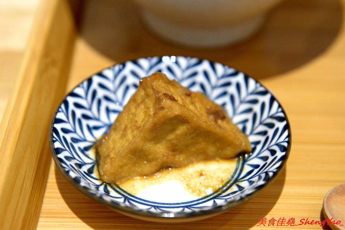 [台中西屯]阿民古早味蚵仔麵線 – 台中文青風蚵仔麵線滷肉飯,木桶盛裝的紫米滷肉飯、手提袋裝紅茶,招牌鳥蛋蚵仔麵線澎派豐富,大推套餐,不貴划算吃得飽。