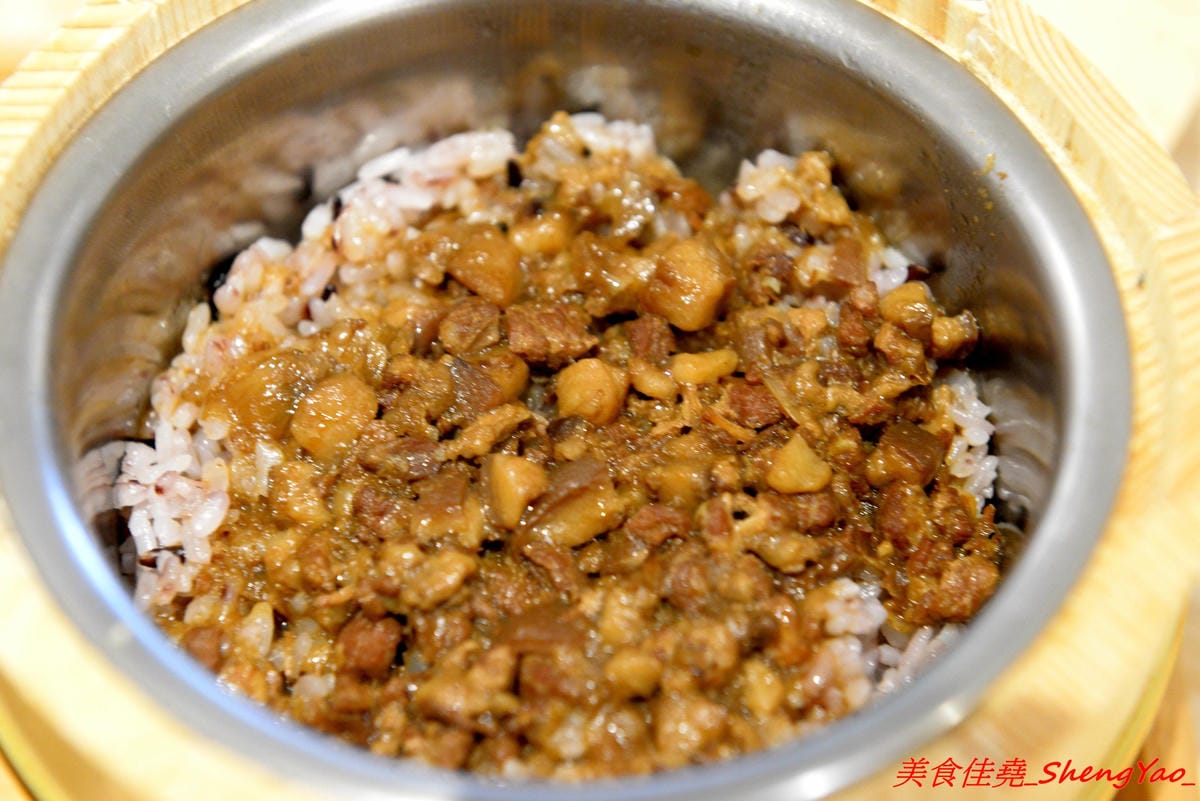 [台中西屯]阿民古早味蚵仔麵線 – 台中文青風蚵仔麵線滷肉飯,木桶盛裝的紫米滷肉飯、手提袋裝紅茶,招牌鳥蛋蚵仔麵線澎派豐富,大推套餐,不貴划算吃得飽。