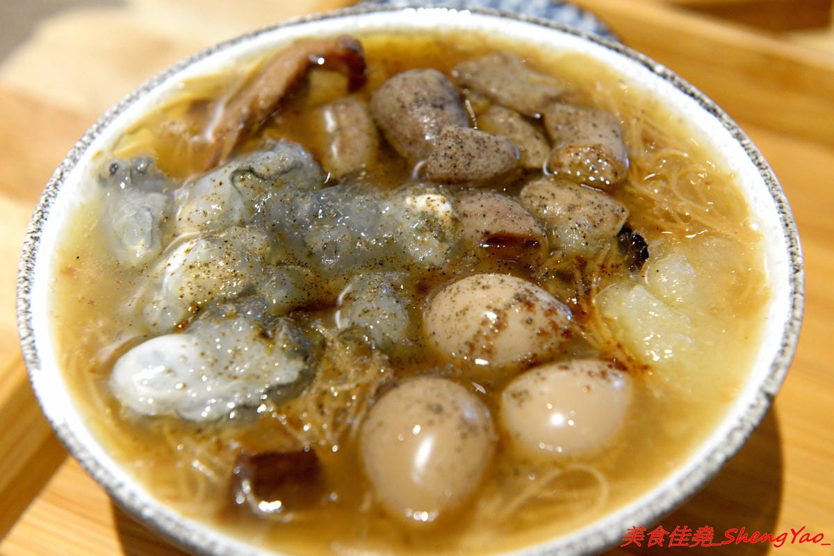[台中西屯]阿民古早味蚵仔麵線 – 台中文青風蚵仔麵線滷肉飯,木桶盛裝的紫米滷肉飯、手提袋裝紅茶,招牌鳥蛋蚵仔麵線澎派豐富,大推套餐,不貴划算吃得飽。