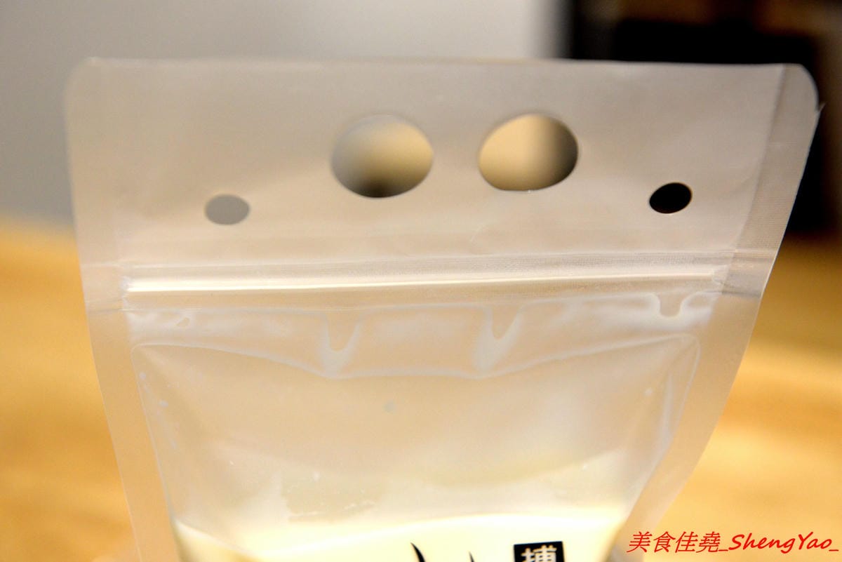 [台中西屯]阿民古早味蚵仔麵線 – 台中文青風蚵仔麵線滷肉飯,木桶盛裝的紫米滷肉飯、手提袋裝紅茶,招牌鳥蛋蚵仔麵線澎派豐富,大推套餐,不貴划算吃得飽。