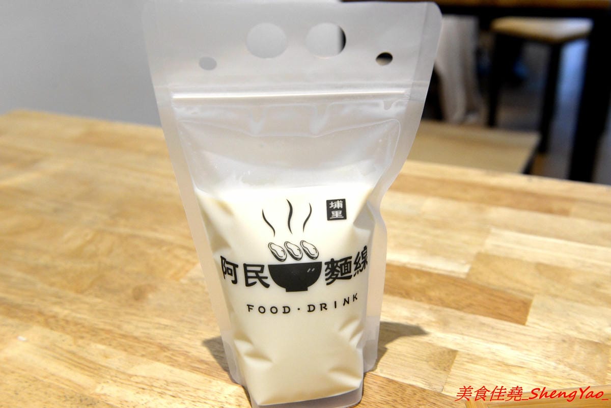 [台中西屯]阿民古早味蚵仔麵線 – 台中文青風蚵仔麵線滷肉飯,木桶盛裝的紫米滷肉飯、手提袋裝紅茶,招牌鳥蛋蚵仔麵線澎派豐富,大推套餐,不貴划算吃得飽。