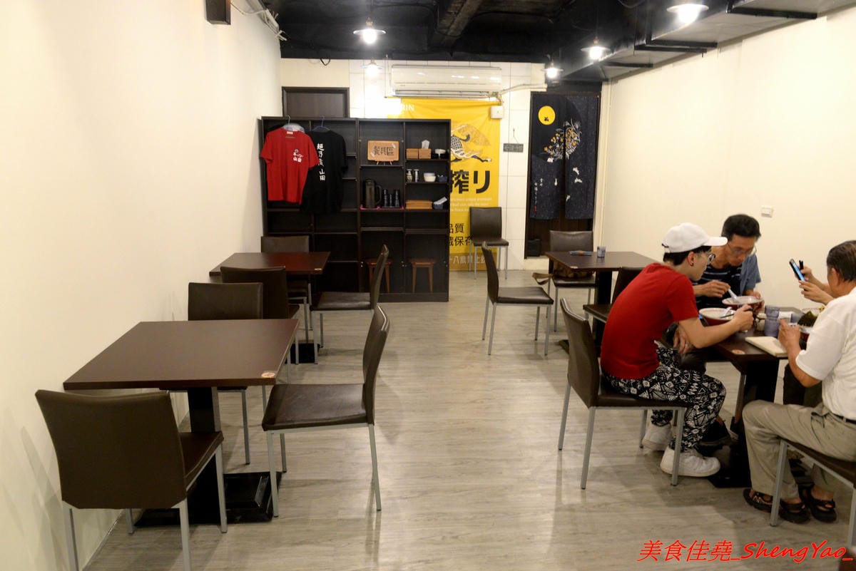 [台中西區]麵乃藏山田 – 屏科大學生最愛的超人氣拉麵從屏東轉戰台中,主打的雞濃湯拉麵湯頭真的超級濃厚,快要有一種吃麻醬麵的錯覺了,口味獨特,價位親民,靠近中美街向上市場,斜對面就有停