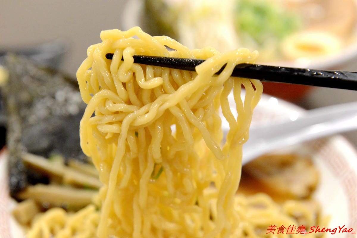 [台中西區]麵乃藏山田 – 屏科大學生最愛的超人氣拉麵從屏東轉戰台中,主打的雞濃湯拉麵湯頭真的超級濃厚,快要有一種吃麻醬麵的錯覺了,口味獨特,價位親民,靠近中美街向上市場,斜對面就有停